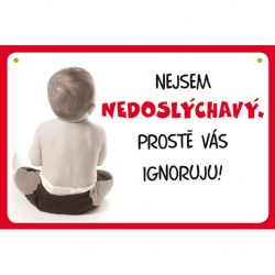 Vtipná cedulka s nápisem: Nejsem nedoslýchavý